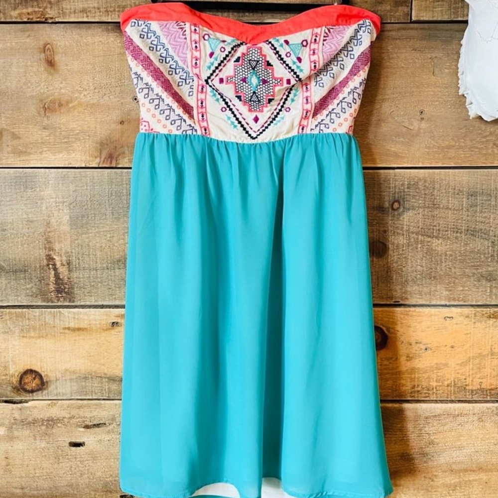 Cute strapless dress!
